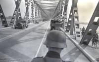 21. Gemotoriseerd verkeer op de Verkeersbrug van Moerdijk tijdens de tweede wereldoorlog. thumbnail