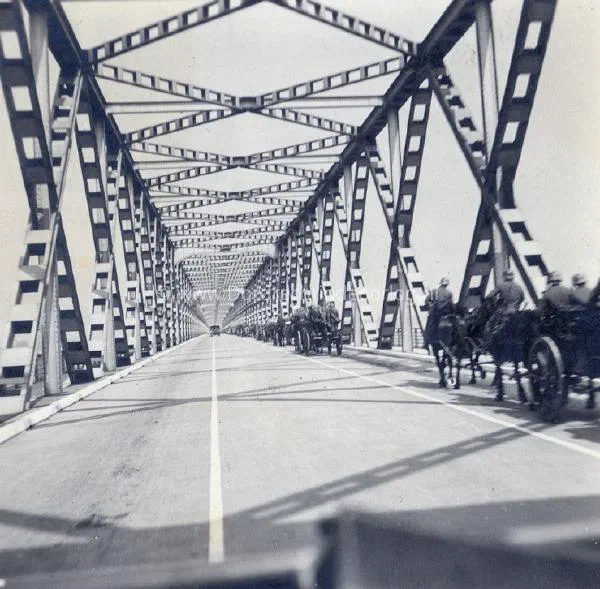 22. Duitsers met paard en wagen op de verkeersbrug van Moerdijk. image