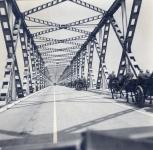 22. Duitsers met paard en wagen op de verkeersbrug van Moerdijk. thumbnail