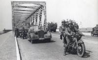 23. Veel Duits materiaal op de verkeersbrug van Moerdijk tijdens de tweede wereldoorlog. thumbnail