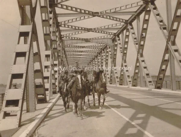 24. Troepenverplaatsingen over de Moerdijkbrug in mei 1940. image