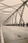 26. Troepenverplaatsingen over de Moerdijkbrug in mei 1940. thumbnail