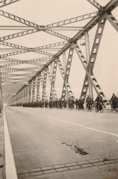 26. Troepenverplaatsingen over de Moerdijkbrug in mei 1940. image