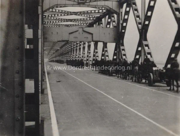 27. Troepenverplaatsingen over de Moerdijkbrug in mei 1940. image