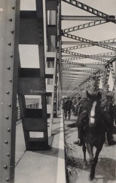 28. Troepenverplaatsingen over de Moerdijkbrug in mei 1940. image