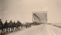 29. Troepenverplaatsingen over de Moerdijkbrug in mei 1940. thumbnail