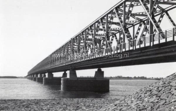 3. De Verkeersbrug bij Moerdijk tijdens de tweede wereldoorlog. image