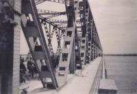 30. Troepenverplaatsingen over de Moerdijkbrug in mei 1940. thumbnail