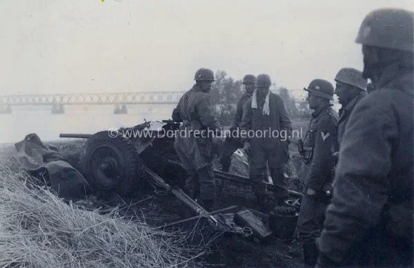 32. Duitse parachutisten bij een 3,7 PAK bij de Verkeersbrug van Moerdijk tijdens de tweede wereldoorlog. image