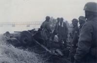 32. Duitse parachutisten bij een 3,7 PAK bij de Verkeersbrug van Moerdijk tijdens de tweede wereldoorlog. thumbnail