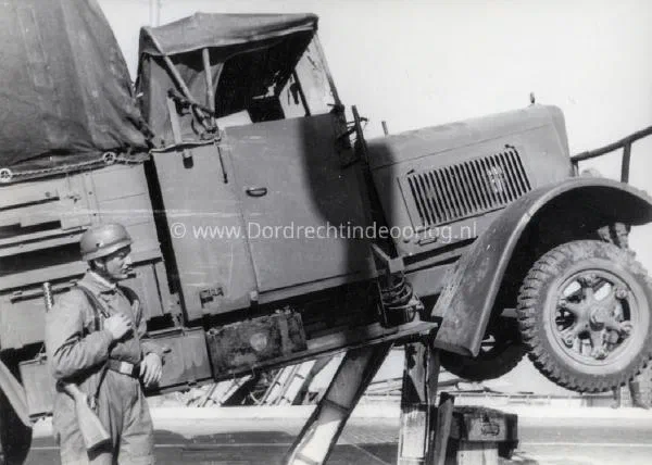 33. Duits voertuig dat op een Nederlandse versperring is gereden bij de Moerdijkbrug in mei 1940. image