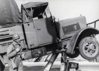 33. Duits voertuig dat op een Nederlandse versperring is gereden bij de Moerdijkbrug in mei 1940. thumbnail