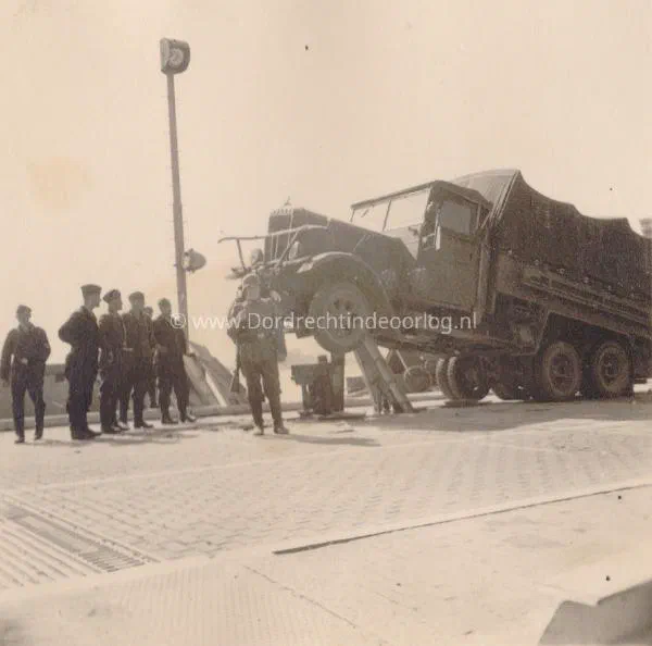 34. Duits voertuig dat op een Nederlandse versperring is gereden bij de Moerdijkbrug in mei 1940. image