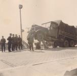 34. Duits voertuig dat op een Nederlandse versperring is gereden bij de Moerdijkbrug in mei 1940. thumbnail