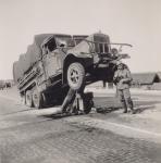 35. Duits voertuig dat op een Nederlandse versperring is gereden bij de Moerdijkbrug in mei 1940. thumbnail