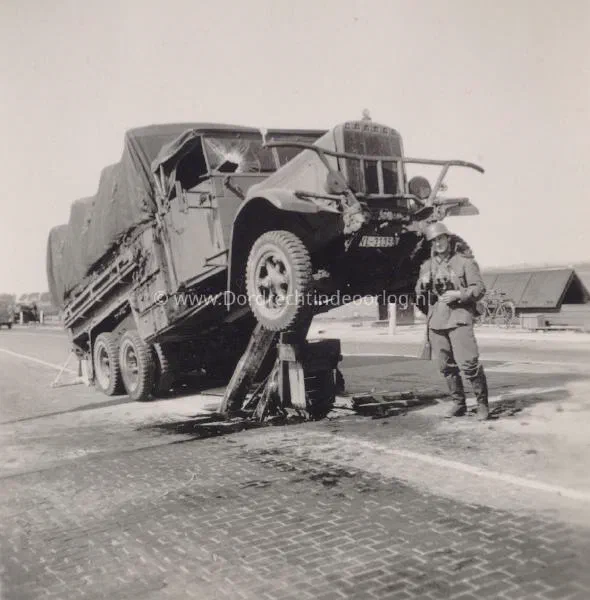35. Duits voertuig dat op een Nederlandse versperring is gereden bij de Moerdijkbrug in mei 1940. image