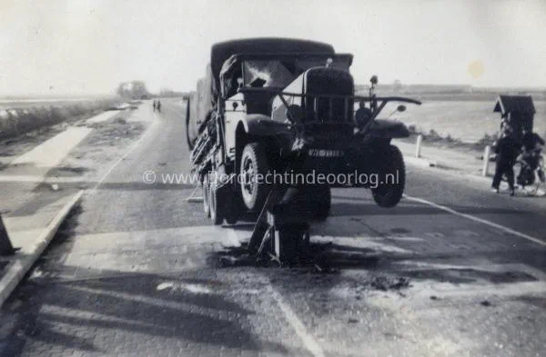 36. Duits voertuig dat op een Nederlandse versperring is gereden bij de Moerdijkbrug in mei 1940. image