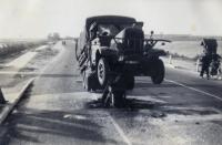 36. Duits voertuig dat op een Nederlandse versperring is gereden bij de Moerdijkbrug in mei 1940. thumbnail