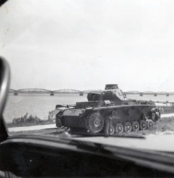 4. Duitse panzer III bij de Moerdijkbruggen tijdens de tweede wereldoorlog. image