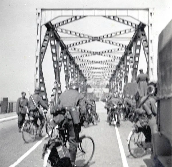 6. Duitse radfahrer truppen op de verkeersbrug van Moerdijk tijdens de tweede wereldoorlog. image