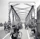 6. Duitse radfahrer truppen op de verkeersbrug van Moerdijk tijdens de tweede wereldoorlog. thumbnail