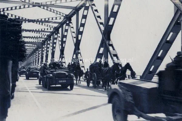 8. Duitse troepen op de Moerdijkbrug tijdens de tweede wereldoorlog. image