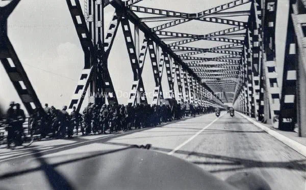 9. Nog meer Duitse troepen op de Moerdijkbrug tijdens de tweede wereldoorlog. image