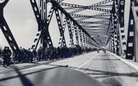 9. Nog meer Duitse troepen op de Moerdijkbrug tijdens de tweede wereldoorlog. thumbnail