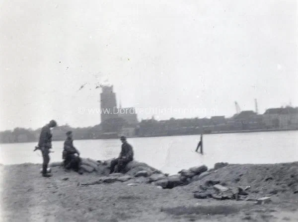 3. Stellingen aan de Oude Maas in Zwijndrecht tijdens de tweede wereldoorlog image
