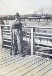 4. Een Duitse parachutist op de Zwijndrechtse brug tijdens de tweede wereldoorlog in Dordrecht thumbnail