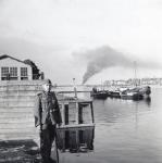 8. Een Duitse militair aan de oever van de Oude Maas in Zwijndrecht thumbnail