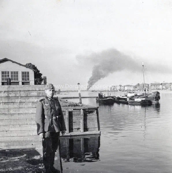 8. Een Duitse militair aan de oever van de Oude Maas in Zwijndrecht image