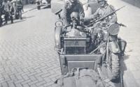 13. Duitse soldaten met een buitgemaakte motorfiets in Dordrecht tijdens de tweede wereldoorlog thumbnail