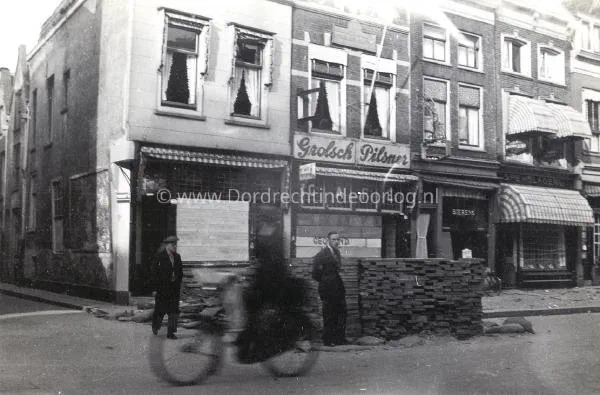 14. Dordrecht -Het Bagijnhof mei 1940 image