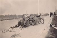 21. Gesneuvelde wielrijder van M.C. III-2 R.W. op de Weeskinderendijk in Dordrecht tijdens de meidagen van 1940 thumbnail