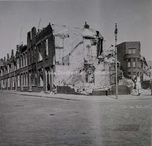 10. Oorlogsschade aan de hoek Christiaan de Wetstraat en Transvaalstraat in Dordrecht. image