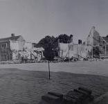 11. Oorlogsschade aan de hoek Hoogt-Sluisweg in Dordrecht. thumbnail