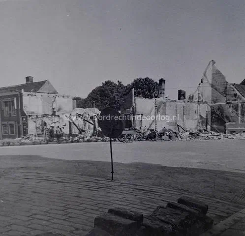 11. Oorlogsschade aan de hoek Hoogt-Sluisweg in Dordrecht. image