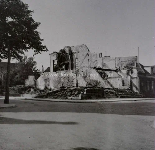 13. Oorlogsschade aan de hoek Toulonselaan en de La Reystraat in Dordrecht. image