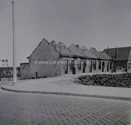 14. Oorlogsschade aan de huizen in aanbouw op de Weeskinderendijk 55-65 in Dordrecht. image