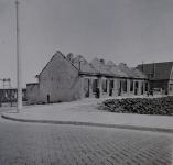 14. Oorlogsschade aan de huizen in aanbouw op de Weeskinderendijk 55-65 in Dordrecht. thumbnail