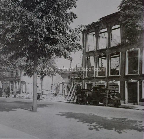 15. Oorlogsschade aan de Singel nummers 201-209 in Dordrecht. image