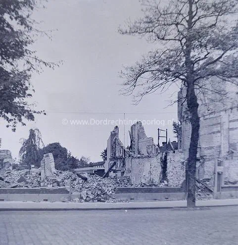 16. Oorlogsschade aan de Singel nummers 205-209 in Dordrecht. image