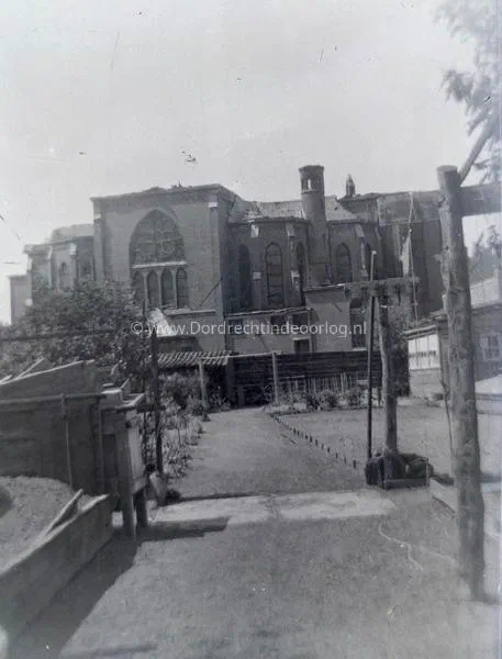 18. Oorlogsschade aan de Sint Anthonius kerk aan de Burgermeester de Raadtsingel in Dordrecht. image