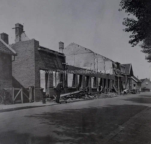 22. Oorlogsschade aan de Zuidendijk nummer 51 in Dordrecht. image