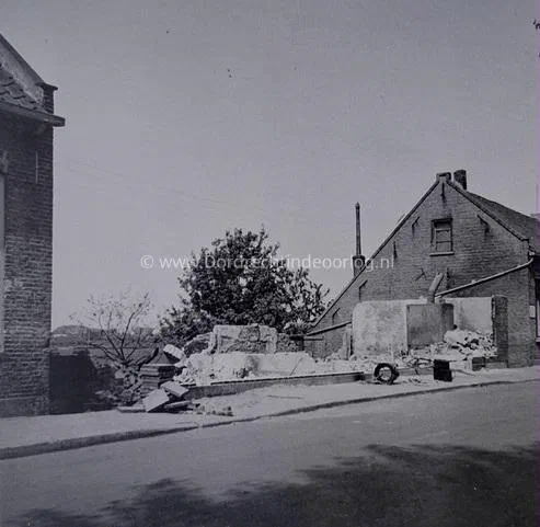 23. Oorlogsschade aan de Zuidendijk nummer 75-77 in Dordrecht. image