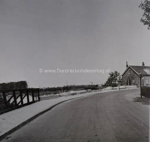 24. Oorlogsschade aan de Zuidendijk nummer 135-140 in Dordrecht. image