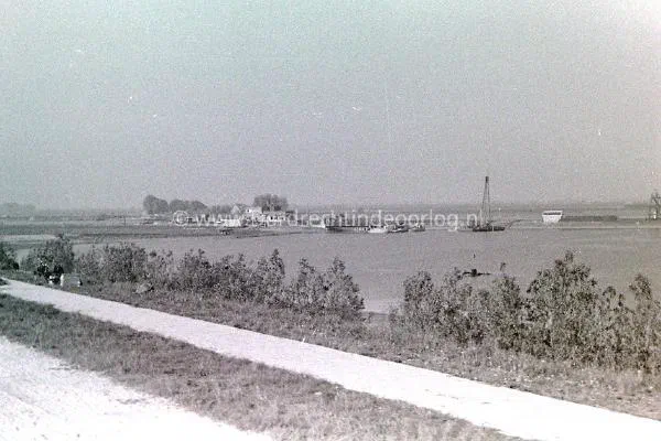 6. Hotel Waterloo bij Willemsdorp tijdens de tweede wereldoorlog. image