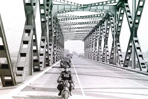 7. Duitse troepen op de verkeersbrug bij Moerdijk tijdens de tweede wereldoorlog. image