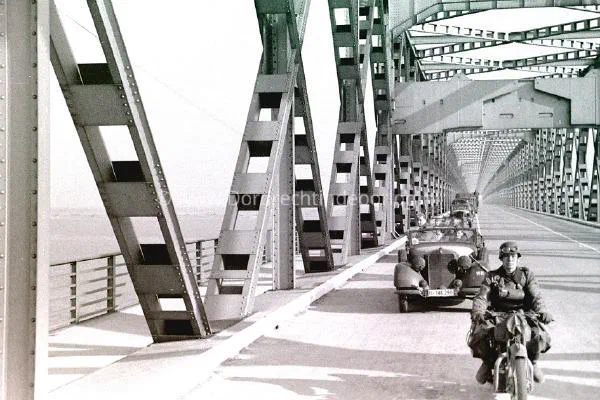 8. Duitse troepen op de verkeersbrug bij Moerdijk tijdens de tweede wereldoorlog. image